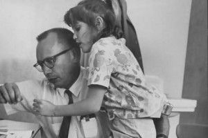 Ole Ivar Lovaas durante una de sus sesiones de terapia con Pamela, de 9 años. Foto:Allan Grant/Time Life Pictures/Getty Images